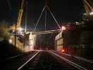 Überbauerneuerung Brücke B13 über die DB –Strecke Treuchtlingen-Würzburg; Einheben eines Fertigteilträgers